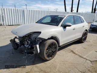 2024 Porsche Cayenne z VIN WP1AA2AY5RDA13168, wystawiony jako Copart lot #50158205 z przebiegiem 4 568 mil mil oraz Szkoda całkowita • Salvage title. Historia ofert i sprzedaży dostępna na DreamBid. Obrazek 1.