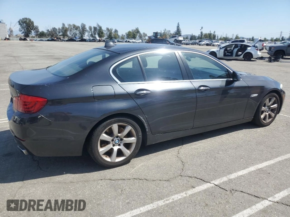 2011 BMW 5 Series 550i z VIN WBAFR9C5XBC618310, wystawiony jako Copart lot #49427835 z przebiegiem 84 936 mil mil oraz Szkoda całkowita • Salvage title. Historia ofert i sprzedaży dostępna na DreamBid. Obrazek 3.