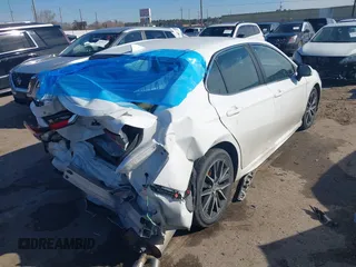 2023 Toyota Camry SE z VIN 4T1G11AK6PU770039, wystawiony jako IAAI lot #41375553 z przebiegiem 46 352 mil mil oraz . Historia ofert i sprzedaży dostępna na DreamBid. Obrazek 4.