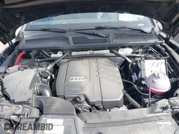 2025 Audi Q5 S line Premium z VIN WA1GAAFY9S2021963, wystawiony jako IAAI lot #41840606 z przebiegiem 6 900 mil mil oraz . Historia ofert i sprzedaży dostępna na DreamBid. Obrazek 10.
