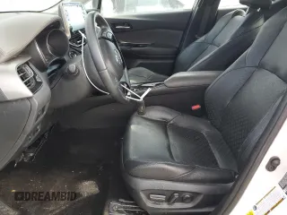 2022 Toyota C-HR XLE z VIN NMTKHMBX4NR145810, wystawiony jako Copart lot #43066335 z przebiegiem 40 462 mil mil oraz Czysty tytuł • Clean title. Historia ofert i sprzedaży dostępna na DreamBid. Obrazek 7.