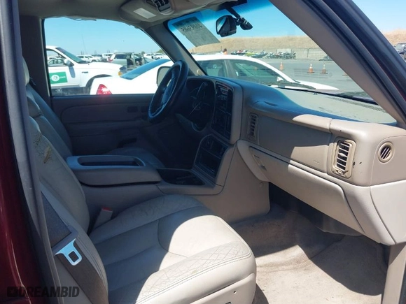 2004 Chevrolet Suburban LT with VIN 1GNFK16T24J272018, listed as a IAAI auction lot 41302541 with NaN miles. Bid and sale history available at carsss.com. Image 5.