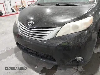2012 Toyota Sienna XLE AAS z VIN 5TDYK3DC2CS197032, wystawiony jako IAAI lot #41942666 z przebiegiem 304 582 mil mil oraz . Historia ofert i sprzedaży dostępna na DreamBid. Obrazek 6.
