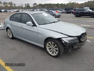 2009 BMW 3 Series 328i z VIN WBAPH73579A173168, wystawiony jako IAAI lot #41825204 z przebiegiem 135 278 mil mil oraz . Historia ofert i sprzedaży dostępna na DreamBid. Obrazek 1.