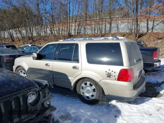 2006 Lincoln Navigator Luxury with VIN 5LMFU28586LJ04892, listed as a IAAI auction lot 41395303 with 124,248 mi miles. Bid and sale history available at carsss.com. Image 15.