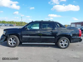 2013 Chevrolet Avalanche LTZ with VIN 3GNMCGE05DG351022, listed as a IAAI auction lot 41138090 with 197,159 mi miles. Bid and sale history available at carsss.com. Image 14.