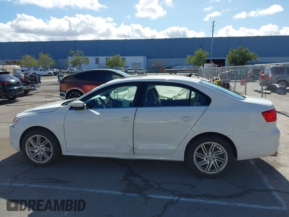 2013 Volkswagen Jetta Sedan SE with VIN 3VWDP7AJ3DM257666, listed as a IAAI auction lot 41805593 with 181,759 mi miles. Bid and sale history available at carsss.com. Image 14.