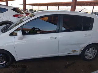 2012 Nissan Versa S z VIN 3N1BC1CP1CL364534, wystawiony jako IAAI lot #41892150 z przebiegiem 189 978 mil mil oraz . Historia ofert i sprzedaży dostępna na DreamBid. Obrazek 13.