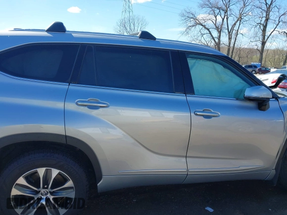 2022 Toyota Highlander XLE with VIN 5TDGZRBH4NS575217, listed as a IAAI auction lot 41863526 with 67,324 mi miles and . Bid and sale history available at DreamBid. Image 13.