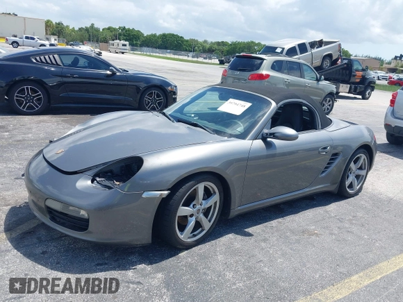 2007 Porsche Boxster z VIN WP0CA29877U710966, wystawiony jako IAAI lot #39794748 z przebiegiem 147 803 mil mil oraz . Historia ofert i sprzedaży dostępna na DreamBid. Obrazek 17.