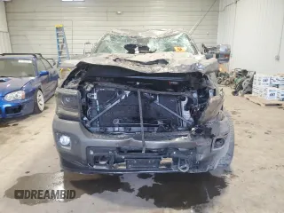 2018 GMC Sierra 2500HD Denali z VIN 1GT12UEY9JF121158, wystawiony jako Copart lot #87449504 z przebiegiem 170 506 mil mil oraz Szkoda całkowita • Salvage title. Historia ofert i sprzedaży dostępna na DreamBid. Obrazek 5.