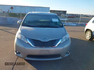 2016 Toyota Sienna XLE z VIN 5TDYK3DC8GS713481, wystawiony jako IAAI lot #41239824 z przebiegiem 176 935 mil mil oraz . Historia ofert i sprzedaży dostępna na DreamBid. Obrazek 13.