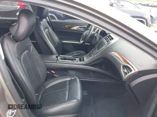 2015 Lincoln MKZ z VIN 3LN6L2J99FR604385, wystawiony jako IAAI lot #42332078 z przebiegiem 116 862 mil mil oraz . Historia ofert i sprzedaży dostępna na DreamBid. Obrazek 5.