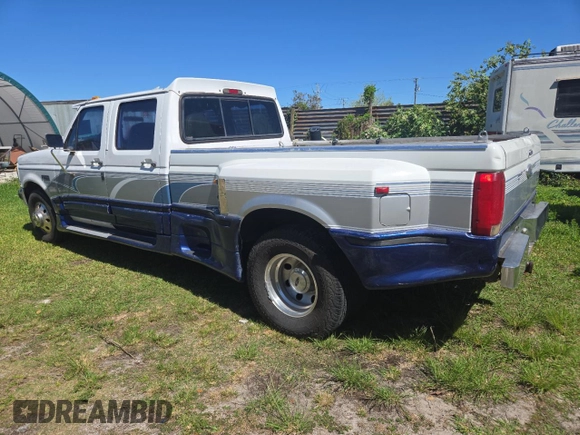 1996 Ford F-350 with VIN 1FTJW35F8TEB52441, listed as a Copart auction lot 48917765 with 271,664 mi miles and Clean title. Bid and sale history available at DreamBid. Image 3.