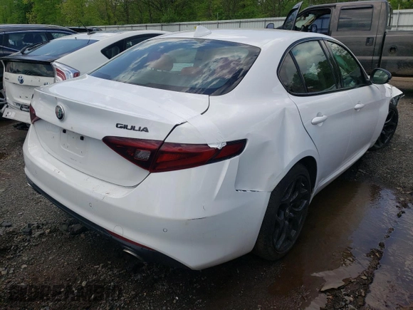2021 Alfa Romeo Giulia with VIN ZARFANAN4M7644473, listed as a Copart auction lot 43827562 with 21,631 mi miles. Bid and sale history available at carsss.com. Image 4.