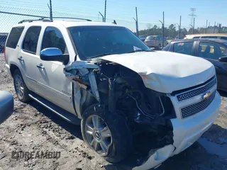 2010 Chevrolet Tahoe LTZ z VIN 1GNUCCE01AR184758, wystawiony jako IAAI lot #41577674 z przebiegiem 245 352 mil mil oraz . Historia ofert i sprzedaży dostępna na DreamBid. Obrazek 1.