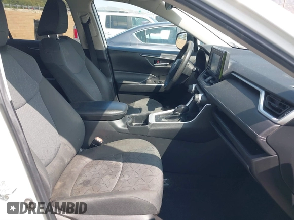 2022 Toyota RAV4 XLE with VIN 2T3W1RFV3NC181386, listed as a IAAI auction lot 41892697 with 133,979 mi miles. Bid and sale history available at carsss.com. Image 5.