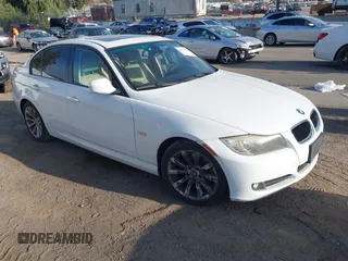 2011 BMW 3 Series 328i z VIN WBAPH5G58BNM73752, wystawiony jako IAAI lot #41871258 z przebiegiem 120 822 mil mil oraz . Historia ofert i sprzedaży dostępna na DreamBid. Obrazek 1.