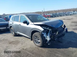 2023 Nissan Rogue S z VIN 5N1BT3AB2PC879779, wystawiony jako IAAI lot #41645744 z przebiegiem 25 449 mil mil oraz . Historia ofert i sprzedaży dostępna na DreamBid. Obrazek 1.