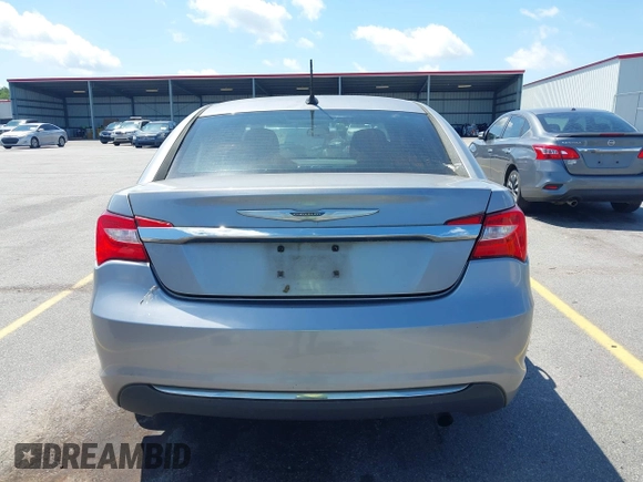2013 Chrysler 200 Touring z VIN 1C3CCBBB9DN542645, wystawiony jako IAAI lot #42298710 z przebiegiem 114 317 mil mil oraz . Historia ofert i sprzedaży dostępna na DreamBid. Obrazek 16.