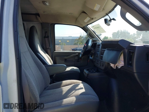 2021 Chevrolet Express Cargo z VIN 1GCWGAFP5M1154767, wystawiony jako IAAI lot #42603834 z przebiegiem 129 116 mil mil oraz . Historia ofert i sprzedaży dostępna na DreamBid. Obrazek 5.