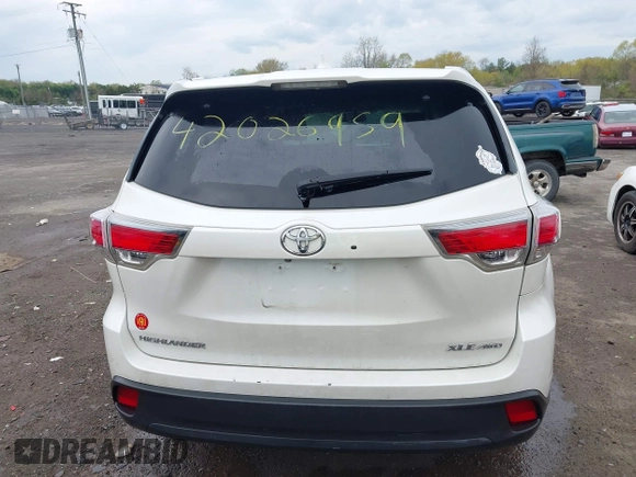 2016 Toyota Highlander XLE z VIN 5TDJKRFH4GS323202, wystawiony jako IAAI lot #42026959 z przebiegiem 135 430 mil mil oraz . Historia ofert i sprzedaży dostępna na DreamBid. Obrazek 16.