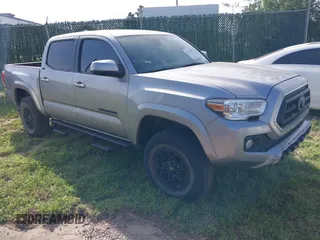 2021 Toyota Tacoma SR z VIN 5TFCZ5AN9MX273655, wystawiony jako IAAI lot #41937980 z przebiegiem 47 390 mil mil oraz . Historia ofert i sprzedaży dostępna na DreamBid. Obrazek 1.