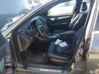 2008 Mercedes-Benz C 300 Sport z VIN WDDGF54X98R010556, wystawiony jako Copart lot #47401545 z przebiegiem 226 983 mil mil oraz Czysty tytuł • Clean title. Historia ofert i sprzedaży dostępna na DreamBid. Obrazek 7.