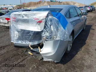2013 Toyota Avalon XLE z VIN 4T1BK1EB7DU035647, wystawiony jako IAAI lot #42456762 z przebiegiem 136 018 mil mil oraz . Historia ofert i sprzedaży dostępna na DreamBid. Obrazek 18.