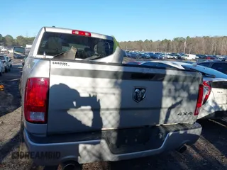 2018 Ram 1500 Tradesman z VIN 1C6RR7FT5JS186896, wystawiony jako IAAI lot #41645578 z przebiegiem 77 869 mil mil oraz . Historia ofert i sprzedaży dostępna na DreamBid. Obrazek 16.