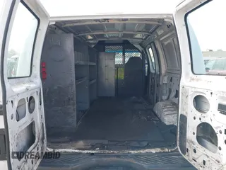 2008 Ford Econoline Cargo Commercial z VIN 1FTNE24L48DB49555, wystawiony jako IAAI lot #41847864 z przebiegiem 150 467 mil mil oraz . Historia ofert i sprzedaży dostępna na DreamBid. Obrazek 16.