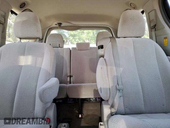 2014 Toyota Sienna LE AAS z VIN 5TDKK3DC6ES497651, wystawiony jako Copart lot #53358245 z przebiegiem 233 102 mil mil oraz Szkody całkowita. Historia ofert i sprzedaży dostępna na DreamBid. Obrazek 10.