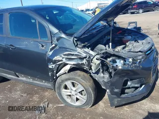 2020 Chevrolet Trax LS z VIN 3GNCJNSB8LL206428, wystawiony jako IAAI lot #41895293 z przebiegiem 61 967 mil mil oraz . Historia ofert i sprzedaży dostępna na DreamBid. Obrazek 6.