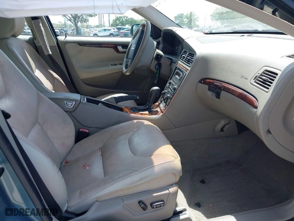2005 Volvo V70 with VIN YV1SW592152477048, listed as a IAAI auction lot 41875105 with 137,395 mi miles. Bid and sale history available at carsss.com. Image 5.