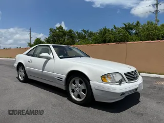 1999 Mercedes-Benz SL 500 z VIN WDBFA68F3XF176338, wystawiony jako Copart lot #58926205 z przebiegiem 46 967 mil mil oraz Tytuł czysty. Historia ofert i sprzedaży dostępna na DreamBid. Obrazek 1.