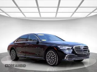 2021 Mercedes-Benz S 580 z VIN W1K6G7GB4MA053XXX, wystawiony jako Copart lot #60816455 z przebiegiem 6 807 mil mil oraz Czysty tytuł • Clean title. Historia ofert i sprzedaży dostępna na DreamBid. Obrazek 1.