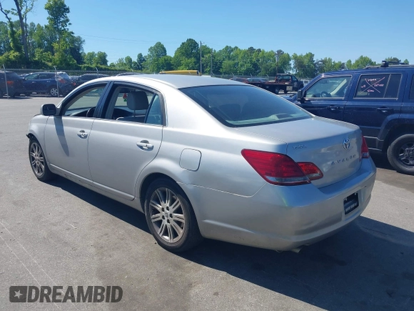 2008 Toyota Avalon XL z VIN 4T1BK36B28U255522, wystawiony jako IAAI lot #42143848 z przebiegiem 240 777 mil mil oraz . Historia ofert i sprzedaży dostępna na DreamBid. Obrazek 3.