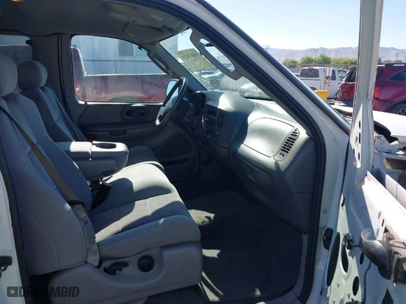 2004 Ford F-150 Heritage XL with VIN 2FTRX17244CA72124, listed as a IAAI auction lot 39967425 with 1 mi miles. Bid and sale history available at carsss.com. Image 5.