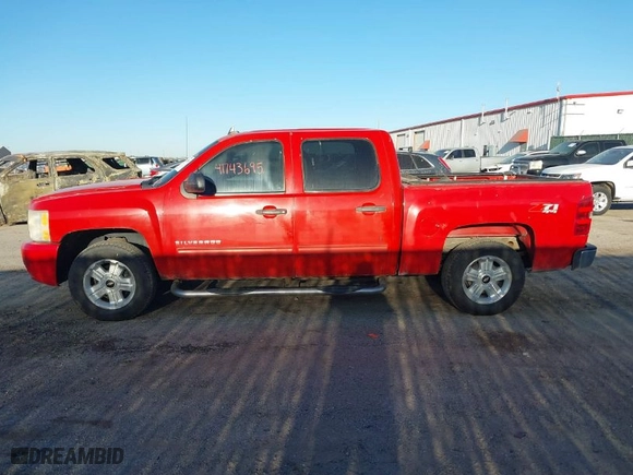 2010 Chevrolet Silverado 1500 LT with VIN 3GCRKSE31AG166945, listed as a IAAI auction lot 41743695 with 347,749 mi miles. Bid and sale history available at carsss.com. Image 14.