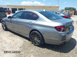 2012 BMW 5 Series 535i xDrive z VIN WBAFU7C58CDU63402, wystawiony jako IAAI lot #42317701 z przebiegiem 118 060 mil mil oraz . Historia ofert i sprzedaży dostępna na DreamBid. Obrazek 3.