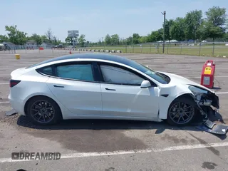 2023 Tesla Model 3 с VIN 5YJ3E1EAXPF645384, выставлен на аукционе IAAI как лот 42401955 с пробегом 18 031 миль миль и . История ставок и продаж доступна на DreamBid. Изображение 13.