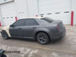 2015 Chrysler 300 Limited z VIN 2C3CCAAG9FH749040, wystawiony jako IAAI lot #41488801 z przebiegiem 101 298 mil mil oraz . Historia ofert i sprzedaży dostępna na DreamBid. Obrazek 15.