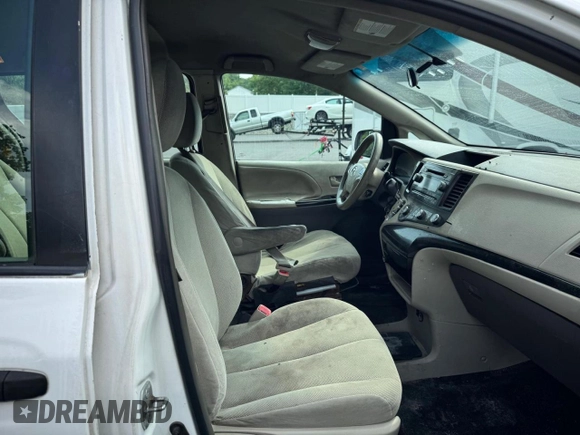 2014 Toyota Sienna L z VIN 5TDZK3DC0ES439470, wystawiony jako Copart lot #61039755 z przebiegiem Nie podano mil oraz Czysty tytuł • Clean title. Historia ofert i sprzedaży dostępna na DreamBid. Obrazek 10.