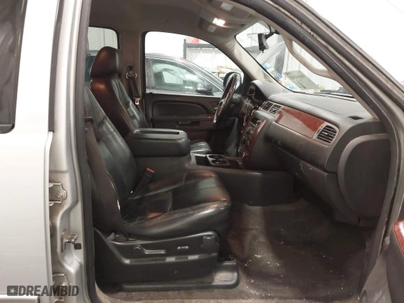 2010 Chevrolet Suburban LT with VIN 1GNUKJE37AR236296, listed as a IAAI auction lot 41654842 with 259,914 mi miles. Bid and sale history available at carsss.com. Image 5.