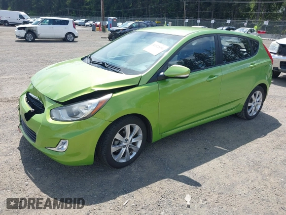 2013 Hyundai Accent SE z VIN KMHCU5AE4DU115896, wystawiony jako IAAI lot #42322656 z przebiegiem 92 391 mil mil oraz . Historia ofert i sprzedaży dostępna na DreamBid. Obrazek 2.