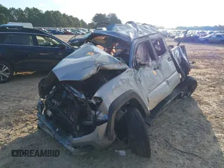 2017 Toyota Tacoma SR5 z VIN 5TFAZ5CN8HX036231, wystawiony jako IAAI lot #37636403 z przebiegiem Nie podano mil oraz . Historia ofert i sprzedaży dostępna na DreamBid. Obrazek 6.