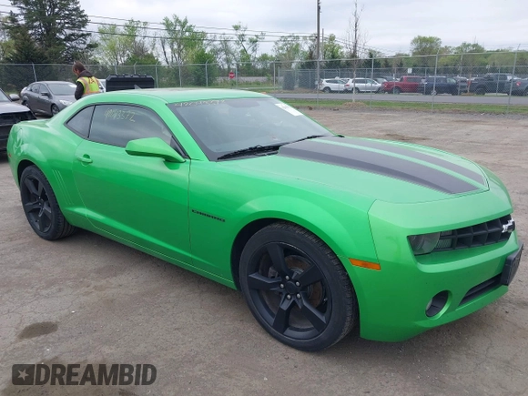 2011 Chevrolet Camaro 2LT z VIN 2G1FC1ED2B9142614, wystawiony jako IAAI lot #42043372 z przebiegiem 143 094 mil mil oraz . Historia ofert i sprzedaży dostępna na DreamBid. Obrazek 1.