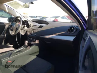 2013 Mazda 3 i Touring z VIN JM1BL1L81D1708796, wystawiony jako IAAI lot #42179958 z przebiegiem 95 467 mil mil oraz . Historia ofert i sprzedaży dostępna na DreamBid. Obrazek 5.