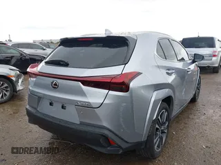 2024 Lexus UX 250h Premium z VIN JTHP6JBH7R2193351, wystawiony jako IAAI lot #42172680 z przebiegiem 10 072 mil mil oraz . Historia ofert i sprzedaży dostępna na DreamBid. Obrazek 4.