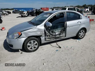 2007 Hyundai Accent GL z VIN KMHCN45C77U073194, wystawiony jako Copart lot #42955445 z przebiegiem 248 364 mil mil oraz Nie do naprawy • Non repairable. Historia ofert i sprzedaży dostępna na DreamBid. Obrazek 1.